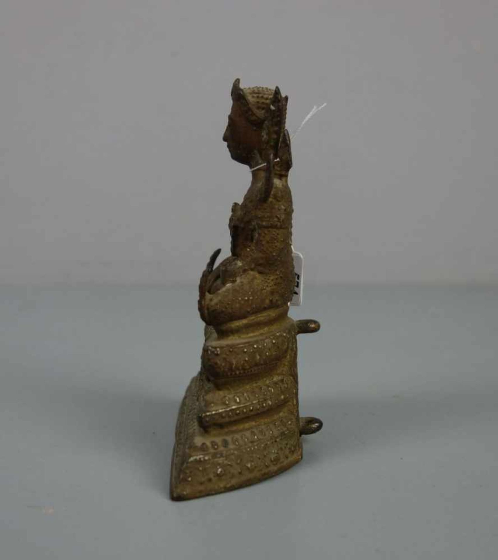 SKULPTUR: Buddha, Thailand, Ratanakosin Periode, Bronze mit Akzentuierungen aus Goldlack. - Bild 2 aus 4