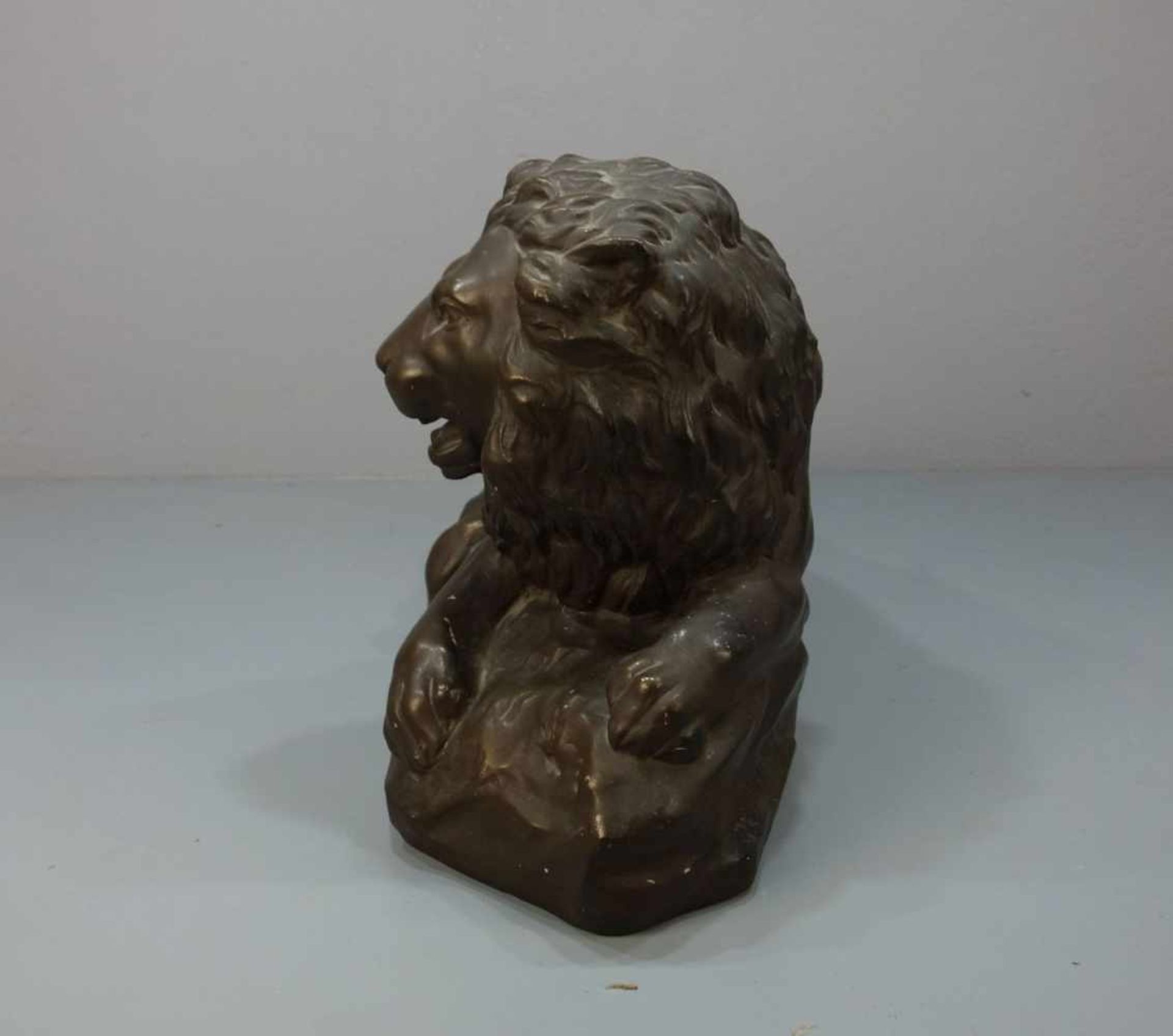MOECKEL, P. E. (Bildhauer / Animalier des 20. Jh.), Skulptur: "Liegender Löwe", bronzierte Stukko- - Image 2 of 5