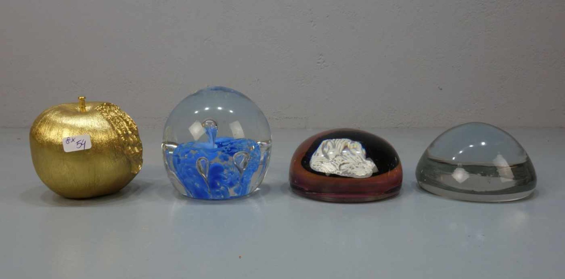 KONVOLUT VON 8 PAPERWEIGHTS / BRIEFBESCHWERERN, unterschiedliche Manufakturen, Formen, Größen und - Bild 4 aus 4