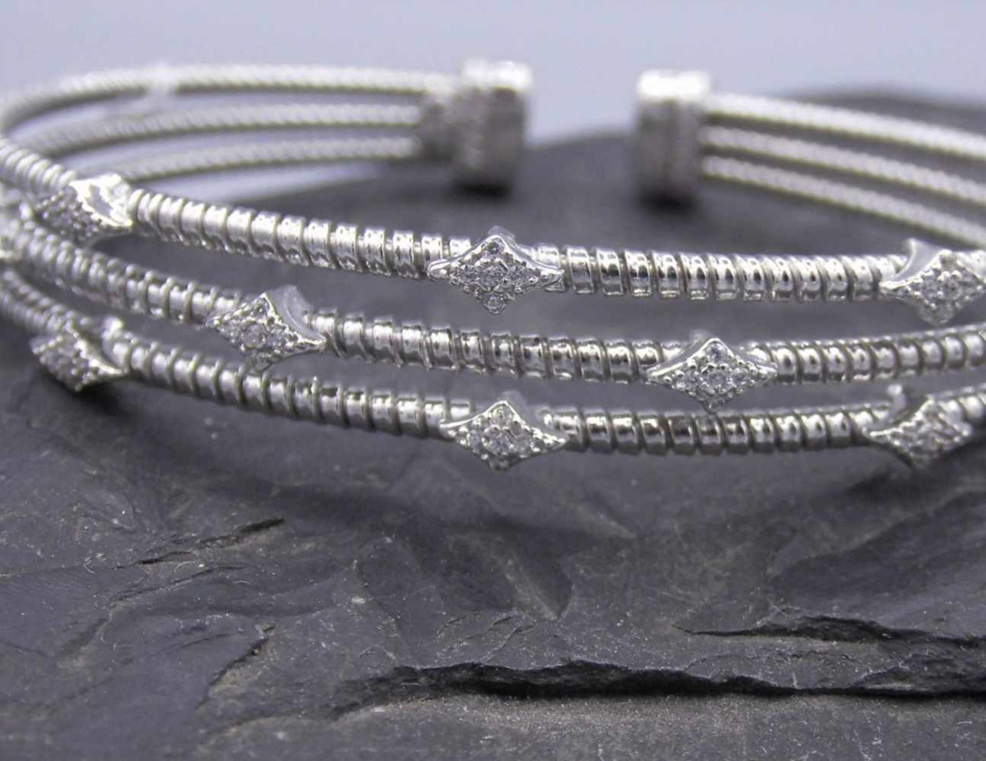 ARMREIF / bracelet, 925er Silber (15,4 g), gearbeitet aus drei tordierten Strängen, die mit - Image 2 of 4