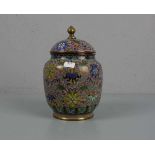 CLOISONNE DECKELVASE / cloisonné vase, Asien, wohl 1. H. 20. Jh., polychromes Emaille in Cloisonne-