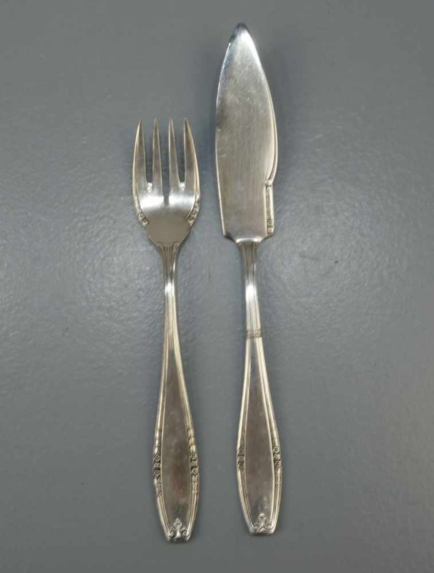 VERSILBERTES ART DÉCO FISCHBESTECK FÜR 9 PERSONEN / plated fish cutlery, versilbertes Metall, - Image 3 of 5