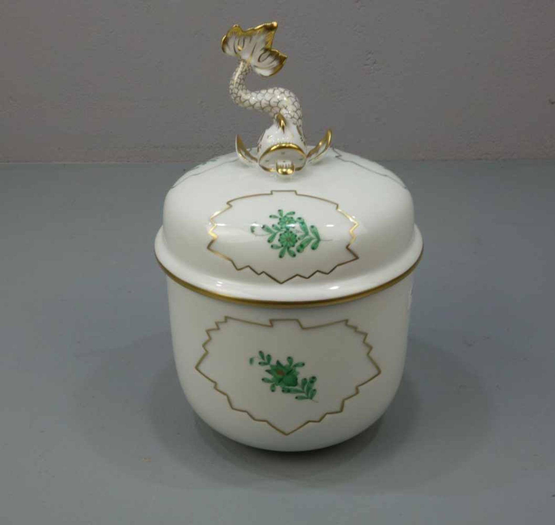 DECKELDOSE MIT PLASTISCHER FISCHHANDHABE / porcelain box, Porzellan, Manufaktur Herend / Ungarn. - Bild 3 aus 4