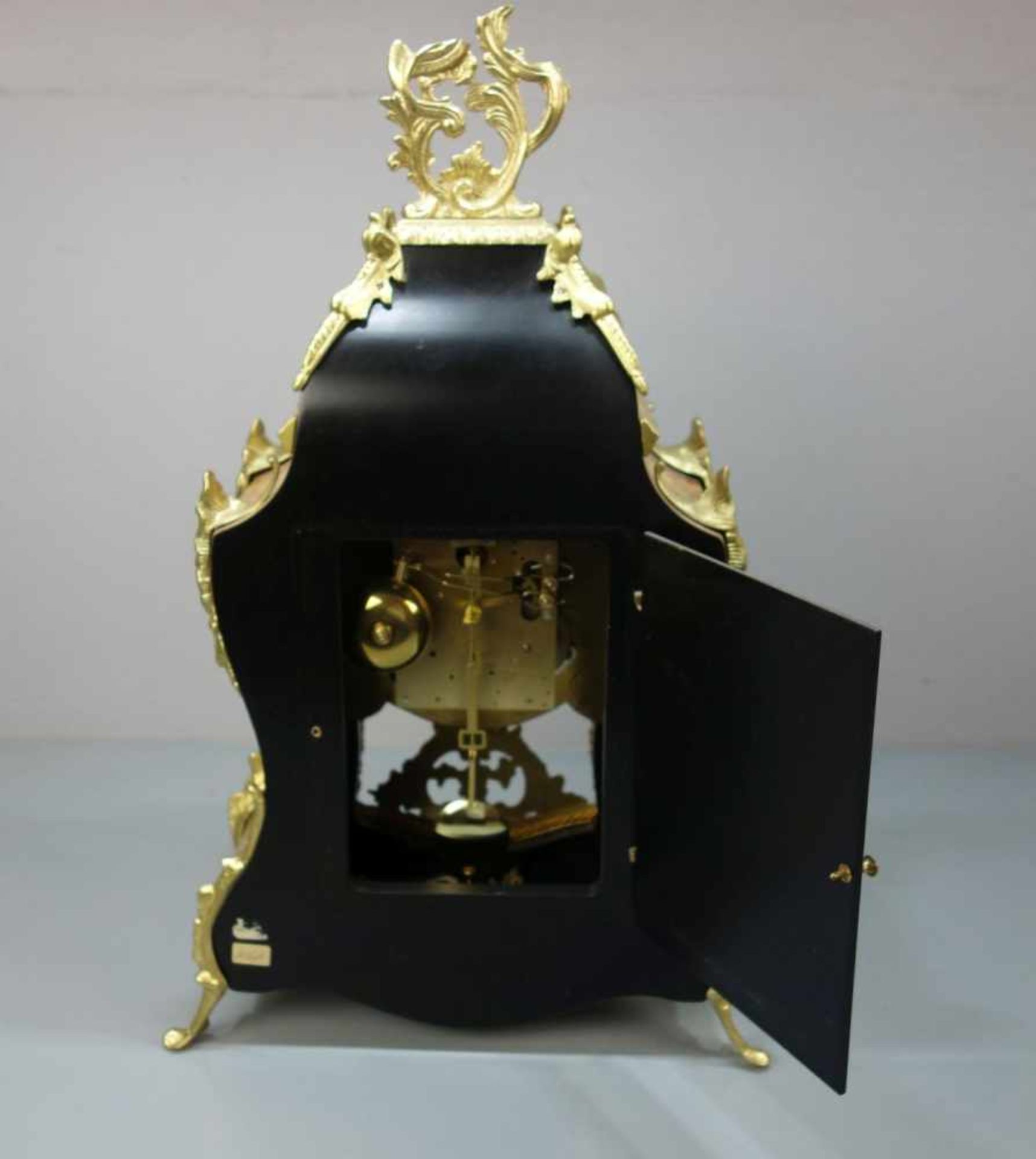 PENDULE / KAMINUHR / TISCHUHR in der Art einer Boulle-Uhr, 2. Hälfte 20. Jh.; geschweiftes Gehäuse - Bild 6 aus 8