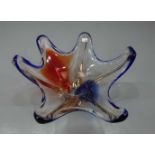 MURANO GLASSCHALE / glass bowl, Klarglas, rot und blau unterfangen, sechspassige Form mit