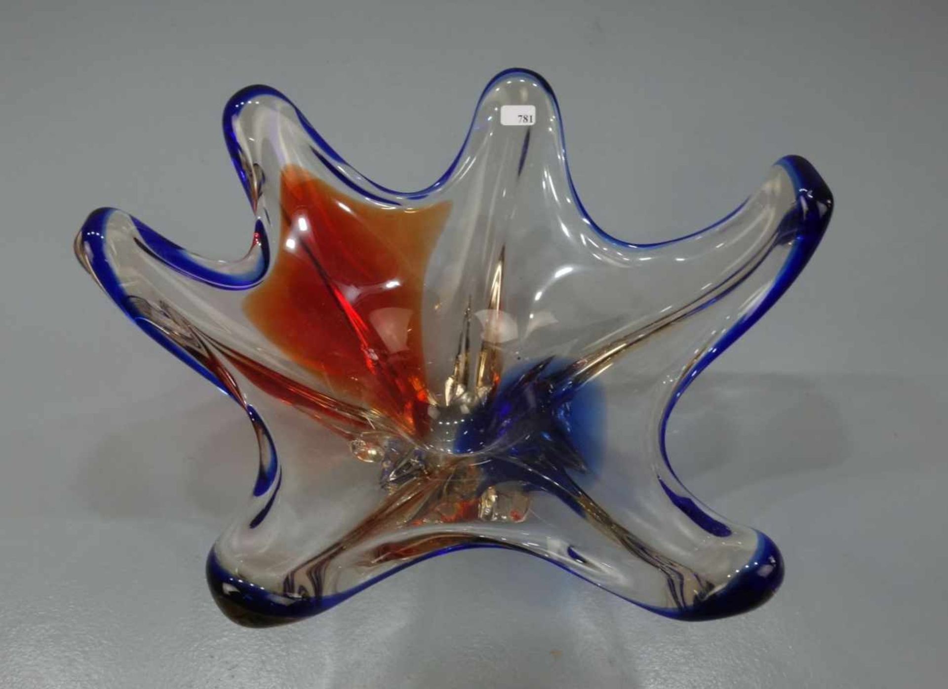 MURANO GLASSCHALE / glass bowl, Klarglas, rot und blau unterfangen, sechspassige Form mit