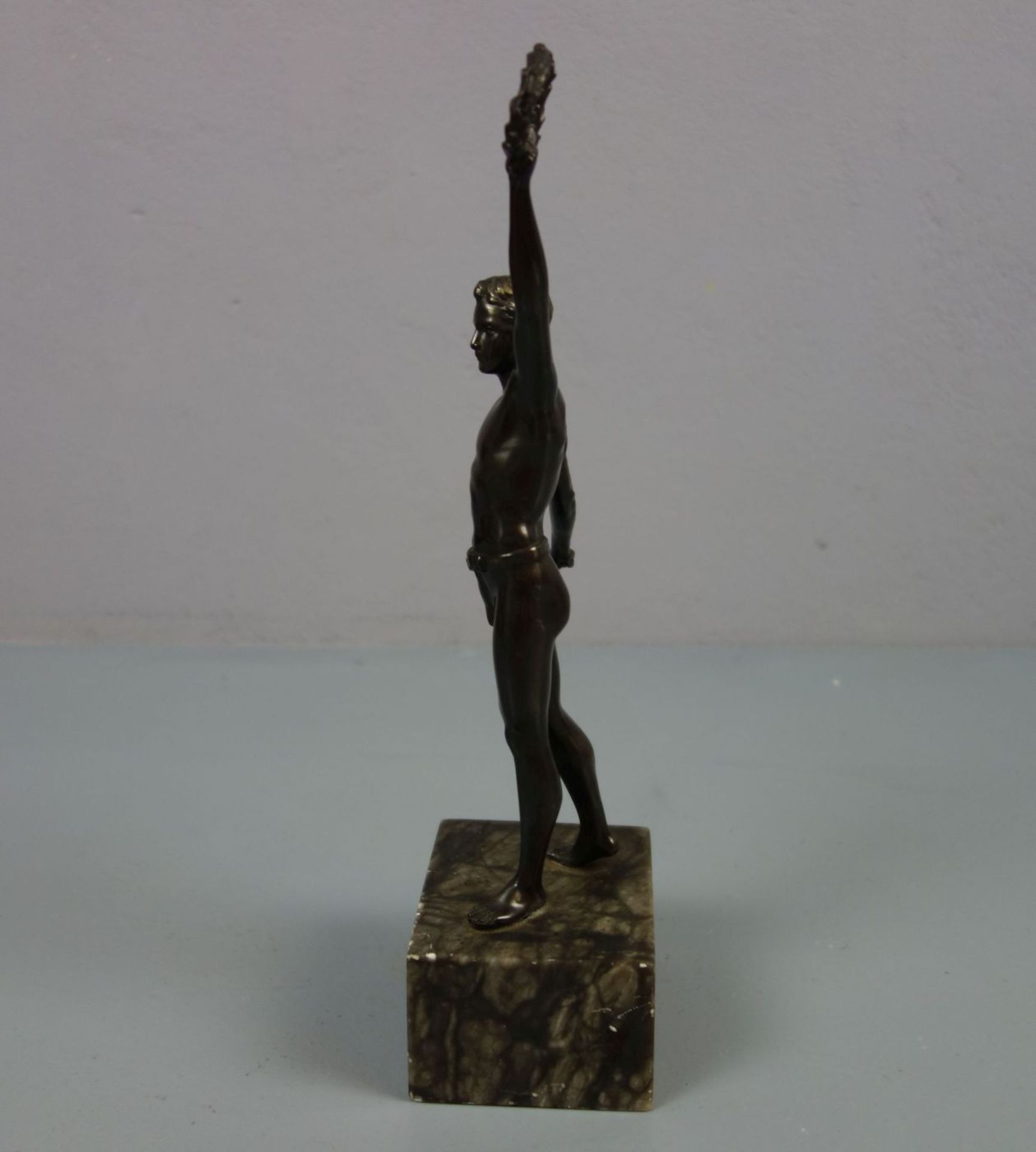 SKULPTUR / sculpture: "Athlet mit Lorbeerkranz", bronzierter Zinkguss, dunkelbraun patiniert, - Image 2 of 4