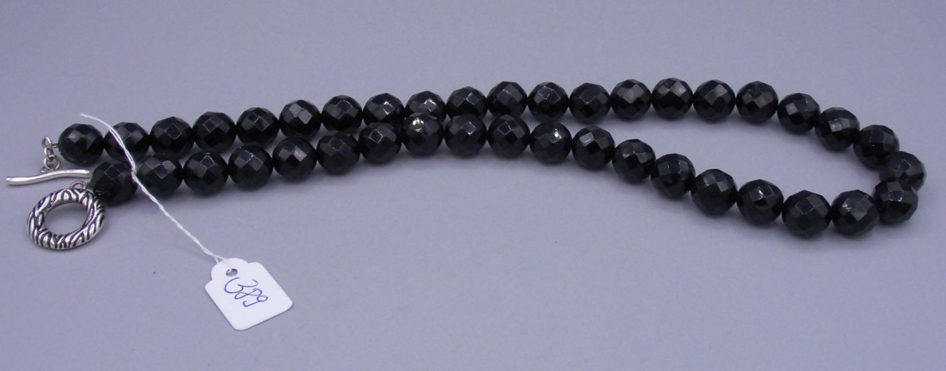 ONYX - KETTE / necklace, mit facettiert geschliffenen Kugeln und 925er Silberverschluss. Kugel-D. - Image 4 of 4