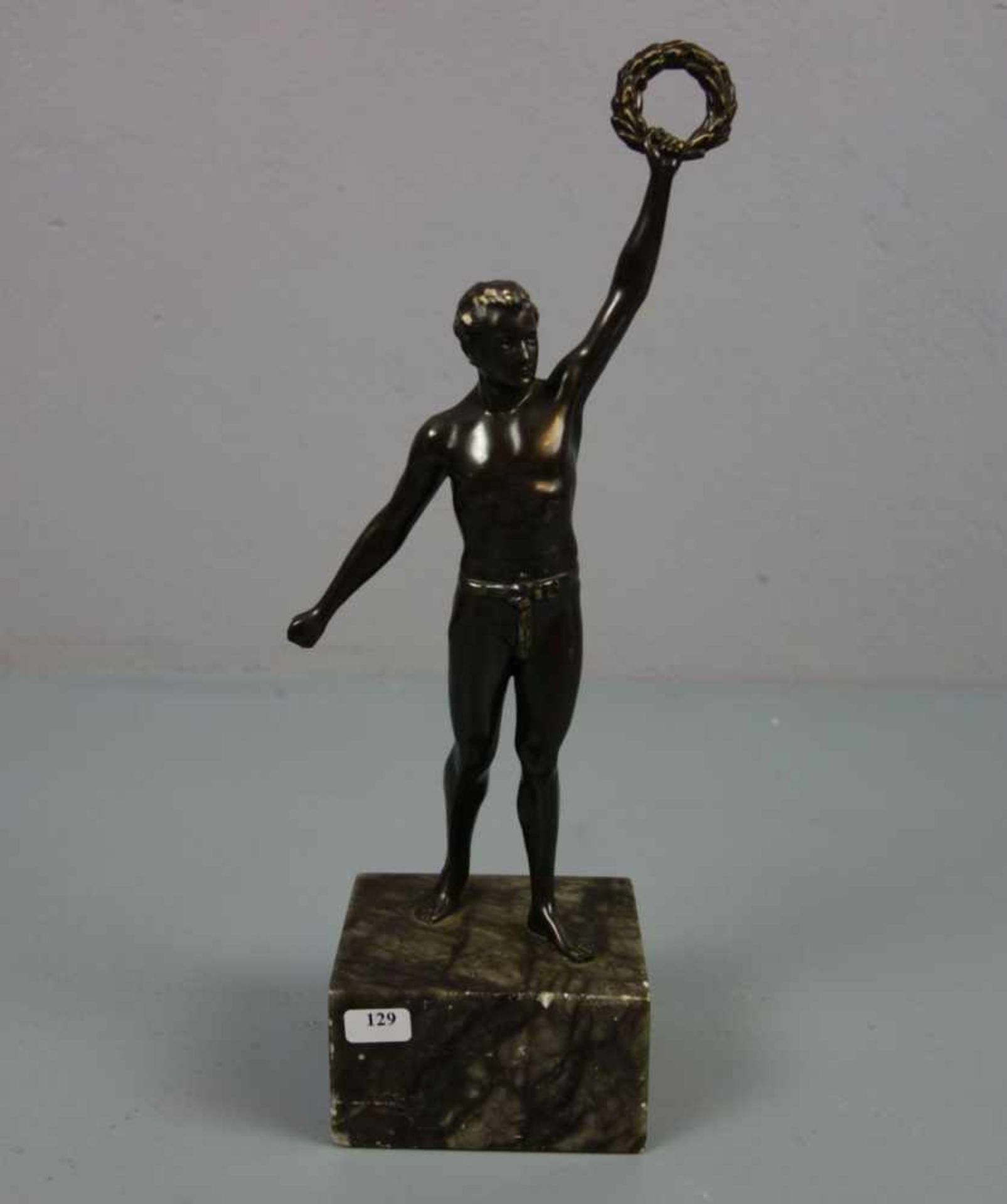 SKULPTUR / sculpture: "Athlet mit Lorbeerkranz", bronzierter Zinkguss, dunkelbraun patiniert,
