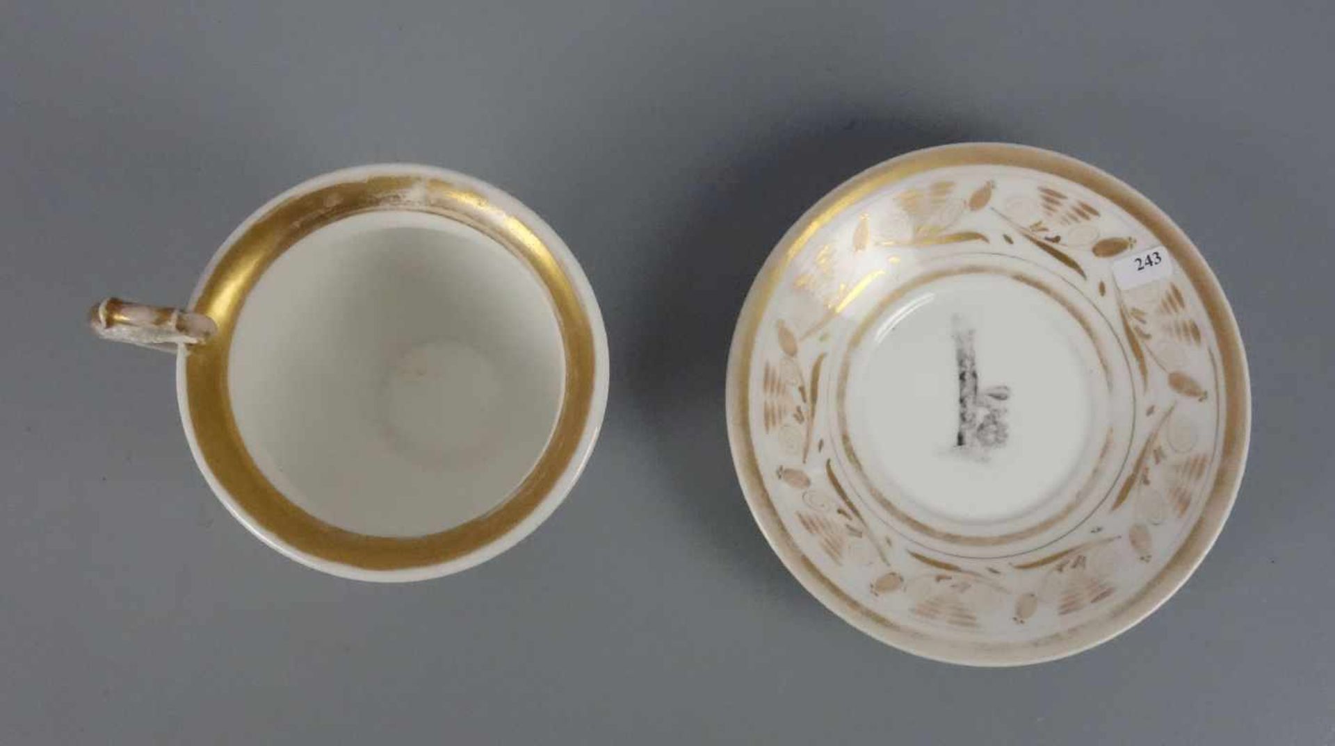 GROSSE EMPIRE-TASSE / empire cup, um 1800, Porzellan, ungemarkt, polychrom und gold staffiert. Tasse - Image 3 of 5