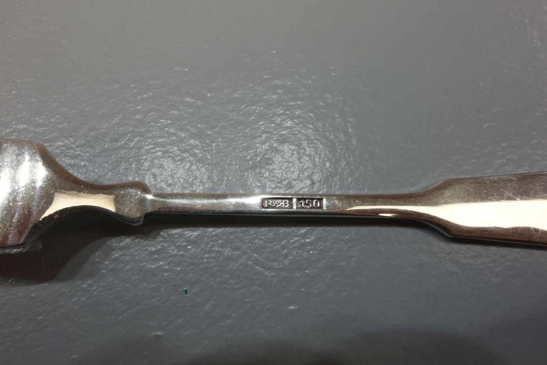 BESTECK: 13 KUCHENGABELN / plated cake forks, 20. Jh., versilbertes Metall / 150er Auflage. - Image 3 of 3