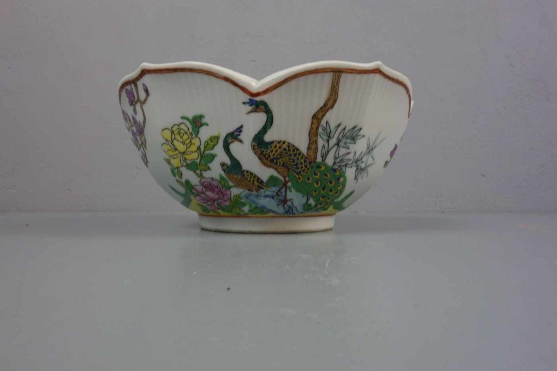CHINESISCHE SCHALE / bowl, Porzellan, unter dem Stand aufglasurrot gemarkt mit Vasenmotiv, flankiert - Bild 4 aus 4