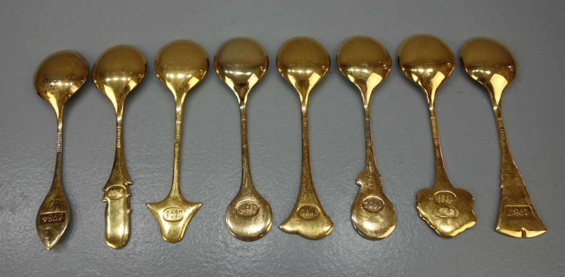 8 JAHRESLÖFFEL / SAMMELLÖFFEL / eight collecting spoons, Mitte 20. Jh., Silber vergoldet und - Image 2 of 3