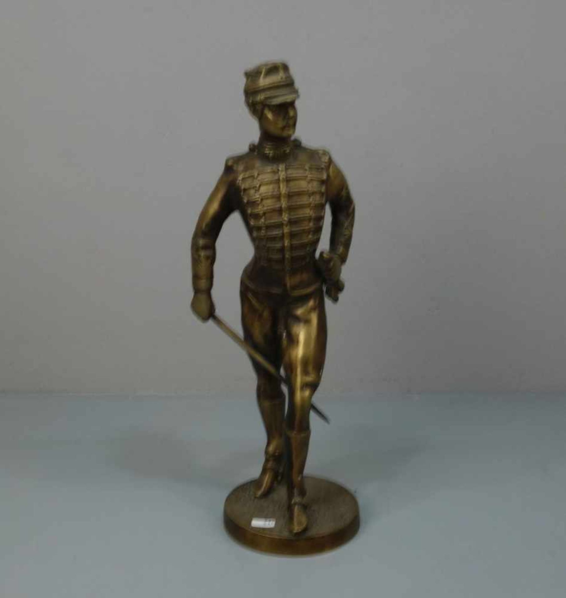 SKULPTUR (20./21. Jh.): "Husar", Bronze, goldfarben patiniert mit braunen Akzentuierungen.