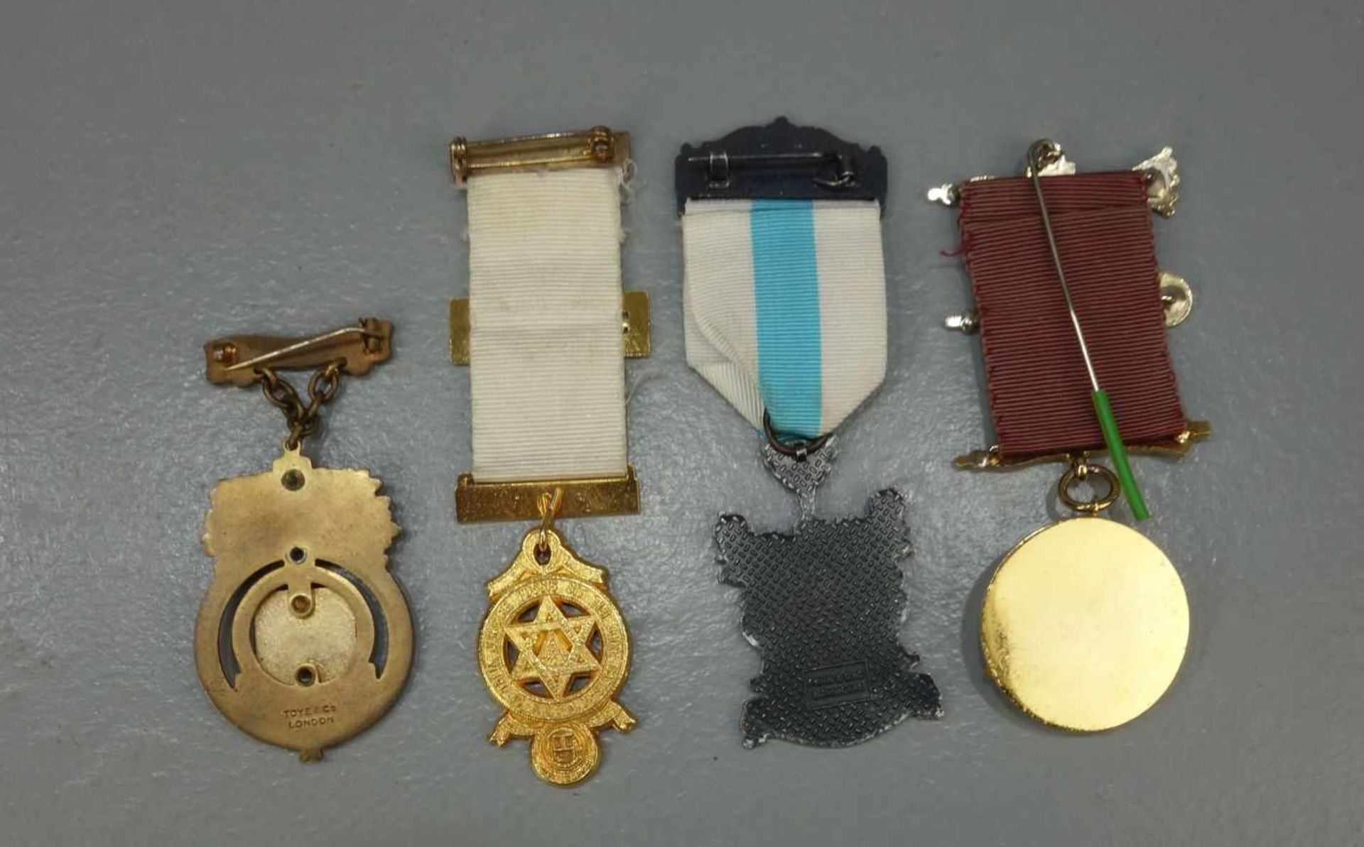 KONVOLUT VON 4 FREIMAURERORDEN / masonic medals, unterschiedliche Formen, Materialien und Größen, z. - Bild 2 aus 2