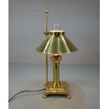 LAMPE / TISCHLAMPE in der Anmutung einer Petroleumlampe, einflammig elektrifiziert, Messing.
