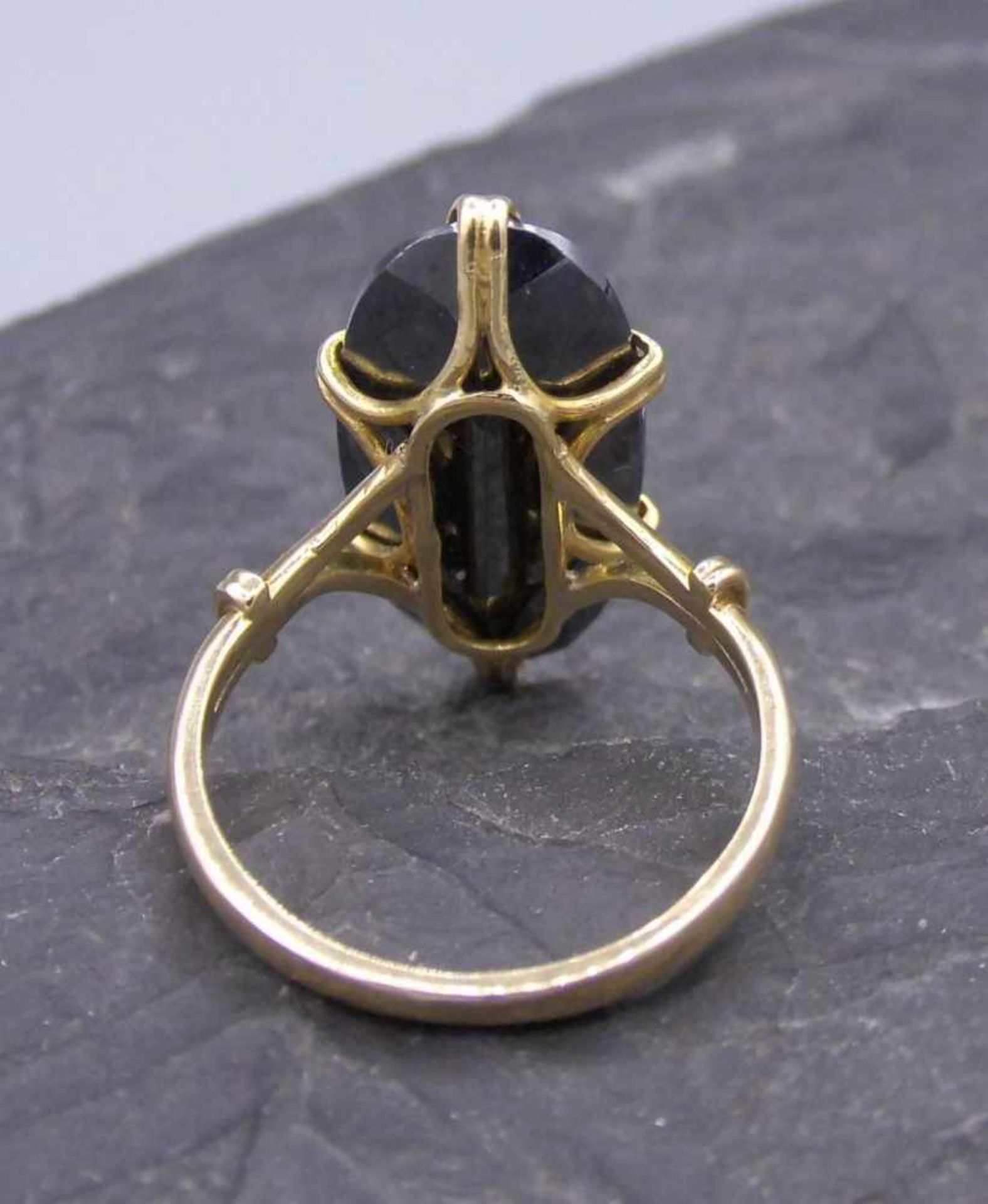 RING, besetzt mit oval geschliffenem Hämatit in 750er Gelbgoldfassung (mit Säure getestet; 4,4 g). - Image 3 of 4