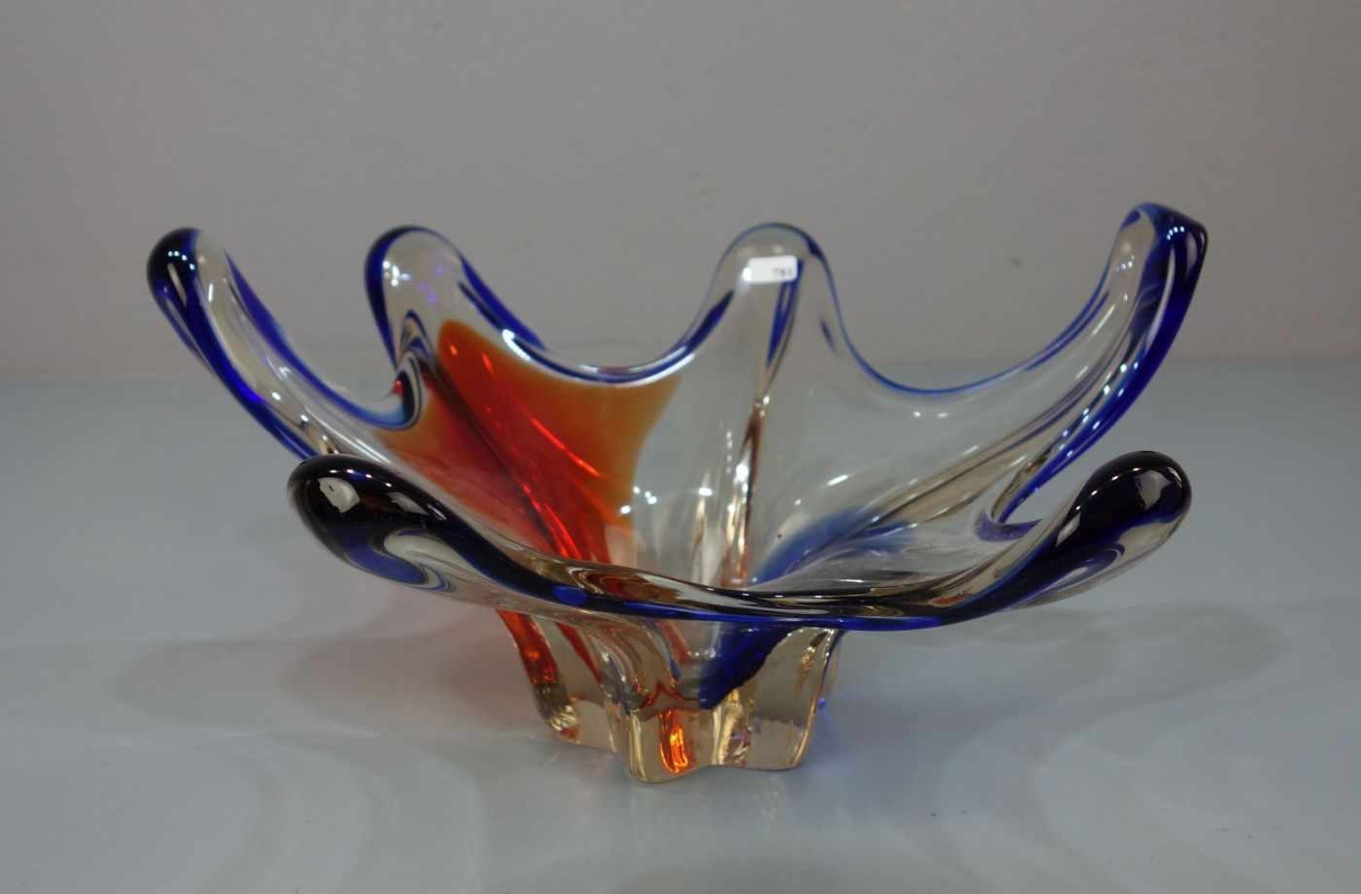 MURANO GLASSCHALE / glass bowl, Klarglas, rot und blau unterfangen, sechspassige Form mit - Image 2 of 3