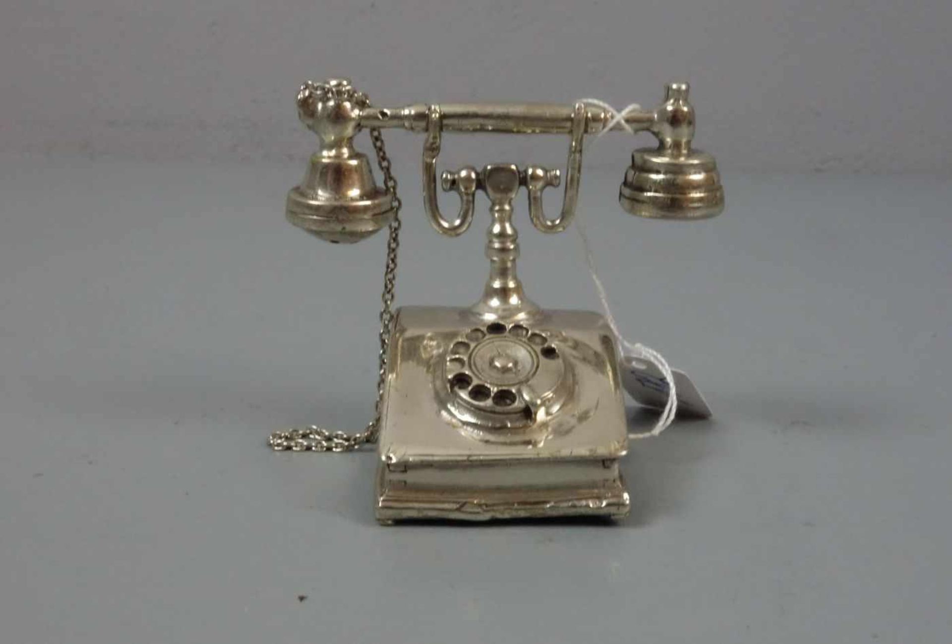 SILBERNES MINIATUR - TELEFON, 800er Silber (55 g), gepunzt mit Feingehaltsangabe. Naturalistisch