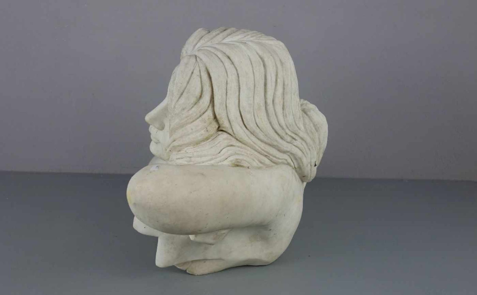 BILDHAUER DES 20./21. Jh., Skulptur / sculpture: "Ruhende / Sinnende", weißer Marmor. Büste einer - Bild 2 aus 4