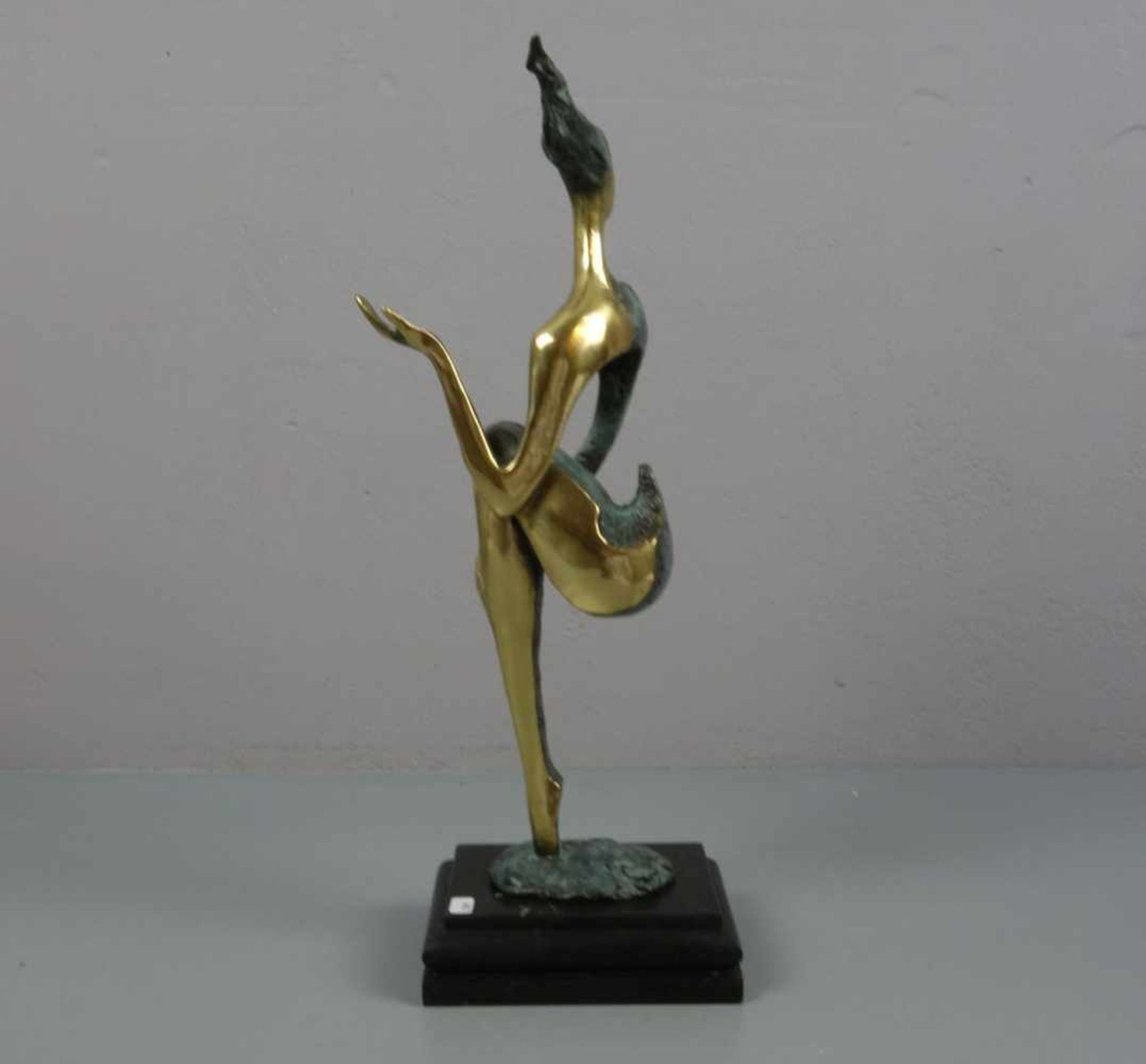 NICK (Bildhauer des 20./21. Jh.), Skulptur / sculpture: "Sitzende", Bronze, goldfarben poliert und - Image 4 of 5