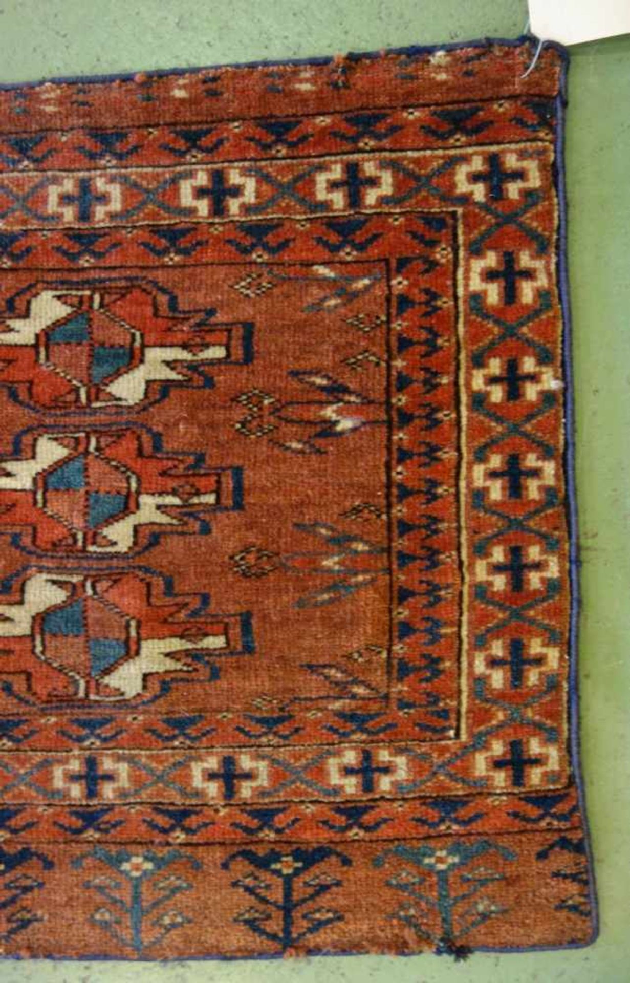 MEDAILLONTEPPICH / TEKKE TORBAFRONT FRAGMENT (Teil einer Zelttasche), Turkmenistan, um 1880, - Image 5 of 10