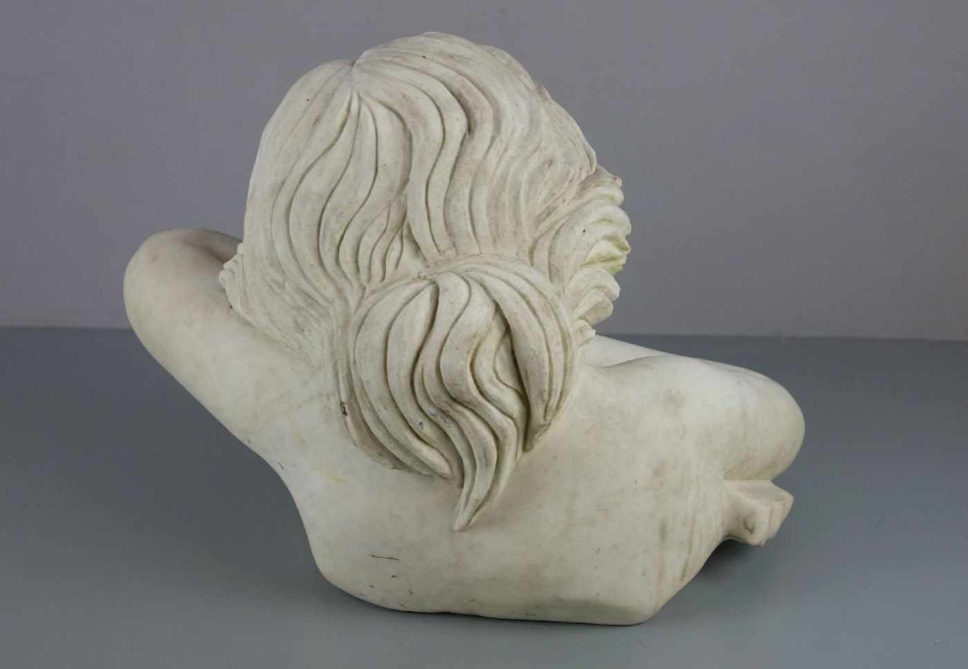BILDHAUER DES 20./21. Jh., Skulptur / sculpture: "Ruhende / Sinnende", weißer Marmor. Büste einer - Image 3 of 4