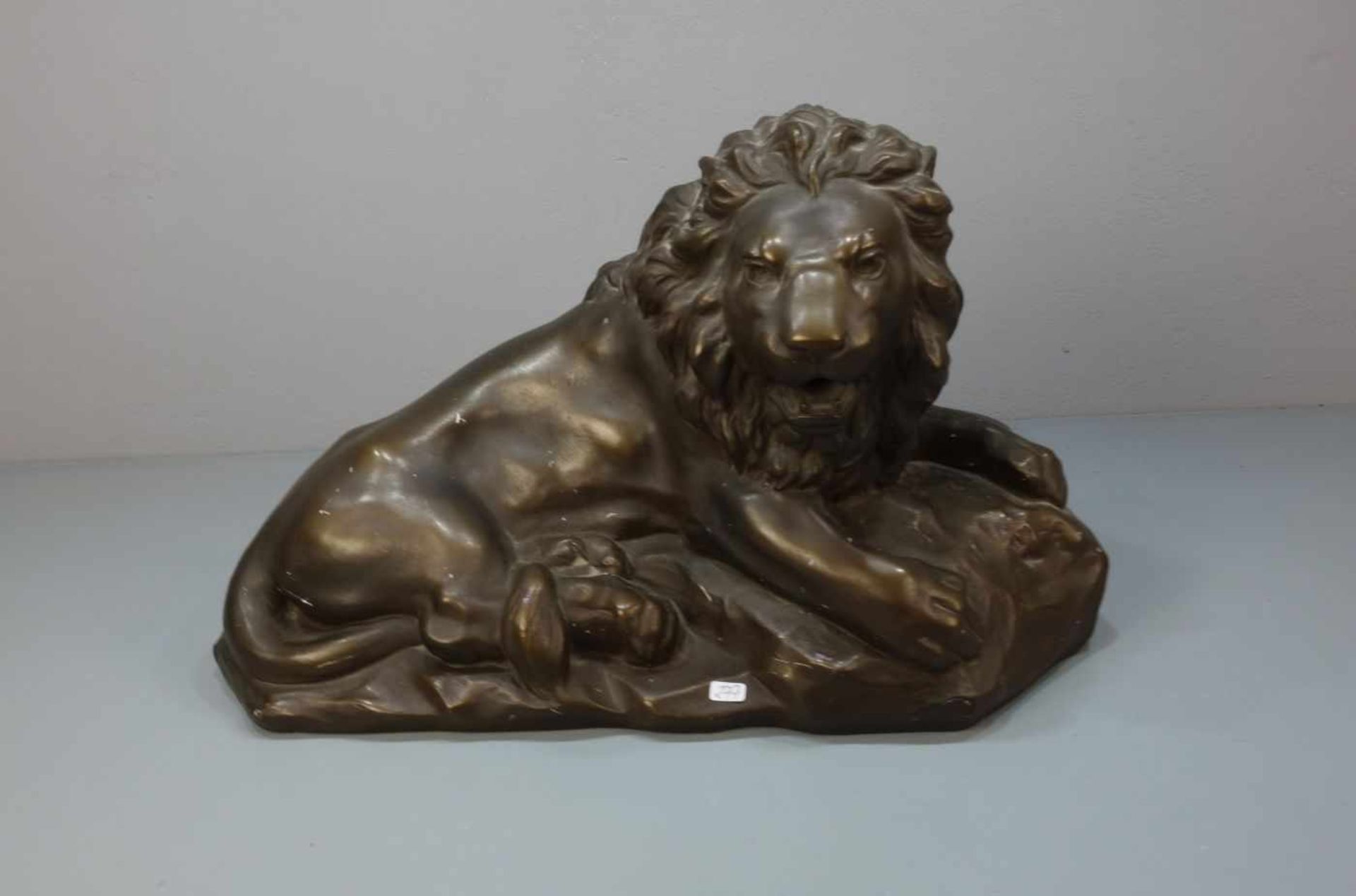 MOECKEL, P. E. (Bildhauer / Animalier des 20. Jh.), Skulptur: "Liegender Löwe", bronzierte Stukko-