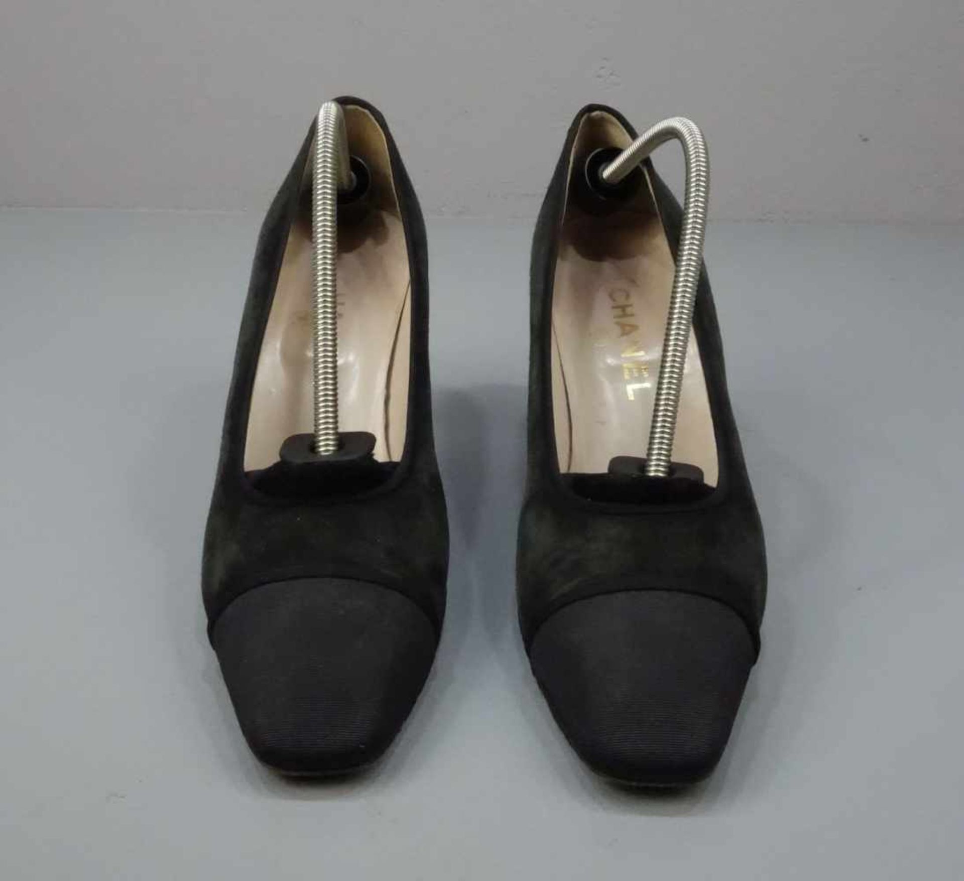 CHANEL VINTAGE PUMPS / SCHUHE, Manufaktur Chanel / Paris - Frankreich, Größe 40, schwarzes Wildleder - Bild 3 aus 8