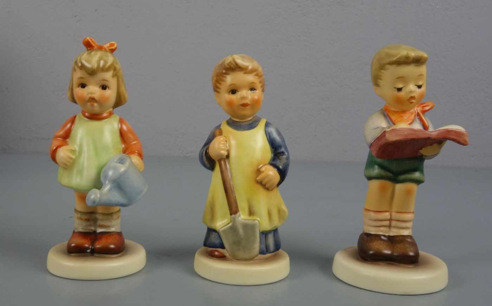 DREI HUMMELFIGUREN / porcelain figures: Goebel Hummel-Figuren, Marken nach 1991. "ABC Stunde": Ein - Image 2 of 6