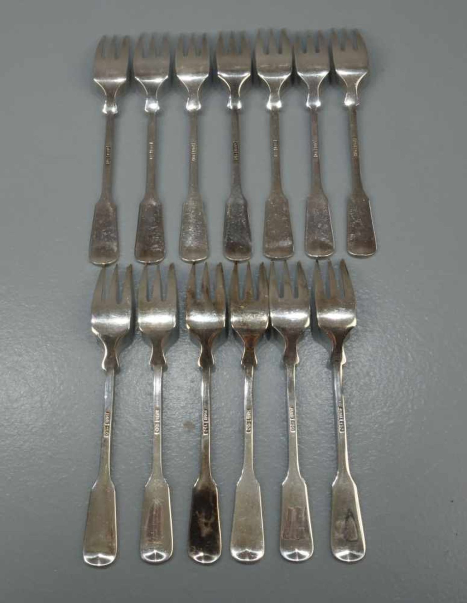 BESTECK: 13 KUCHENGABELN / plated cake forks, 20. Jh., versilbertes Metall / 150er Auflage. - Image 2 of 3