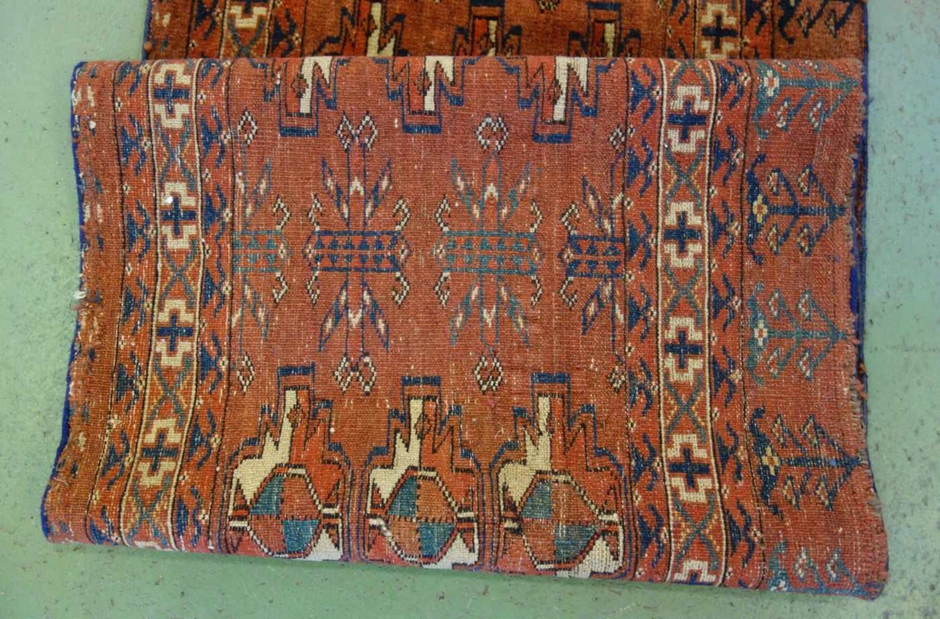 MEDAILLONTEPPICH / TEKKE TORBAFRONT FRAGMENT (Teil einer Zelttasche), Turkmenistan, um 1880, - Image 9 of 10