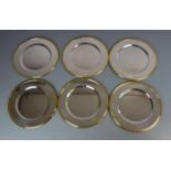 6 PLATZTELLER / charger plates, versilbertes Metall mit goldfarbenem Profilrand; runde Form mit