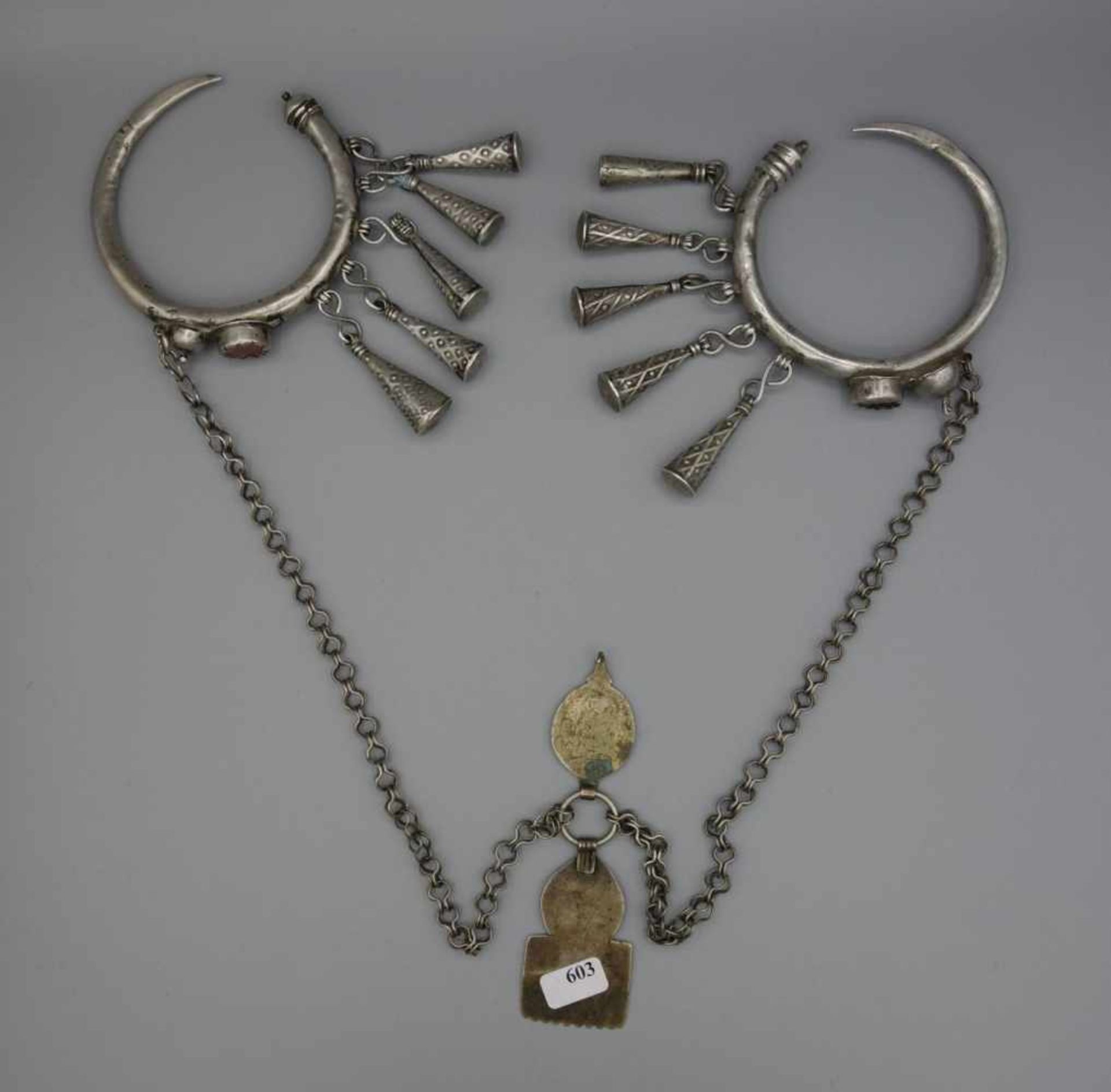BERBER-SCHMUCK: FIBELN UND KETTE, Marokko. Silber, Gewicht: 145 g. Kette mit Fibeln. In der Mitte - Bild 3 aus 3