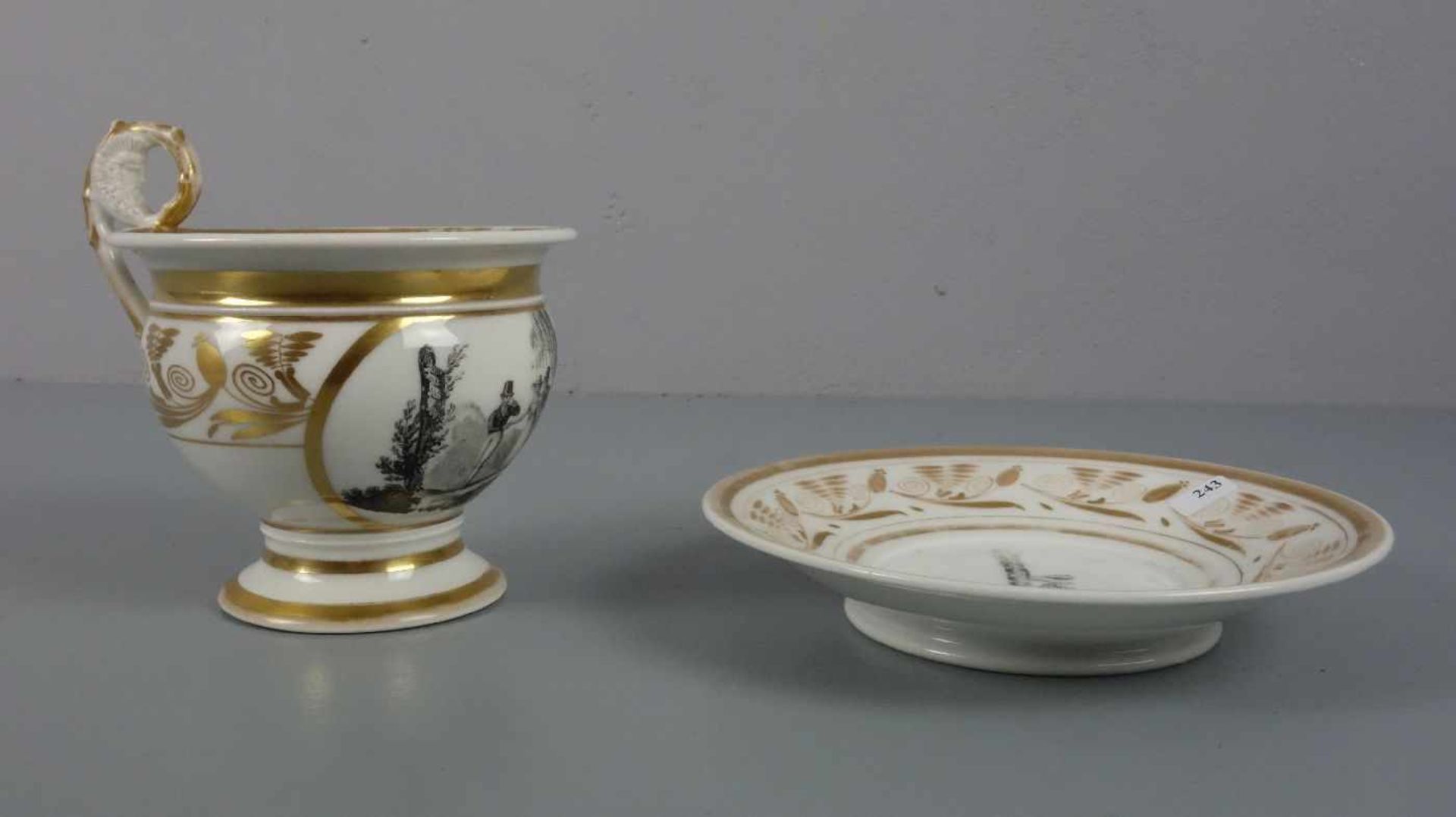 GROSSE EMPIRE-TASSE / empire cup, um 1800, Porzellan, ungemarkt, polychrom und gold staffiert. Tasse - Image 2 of 5