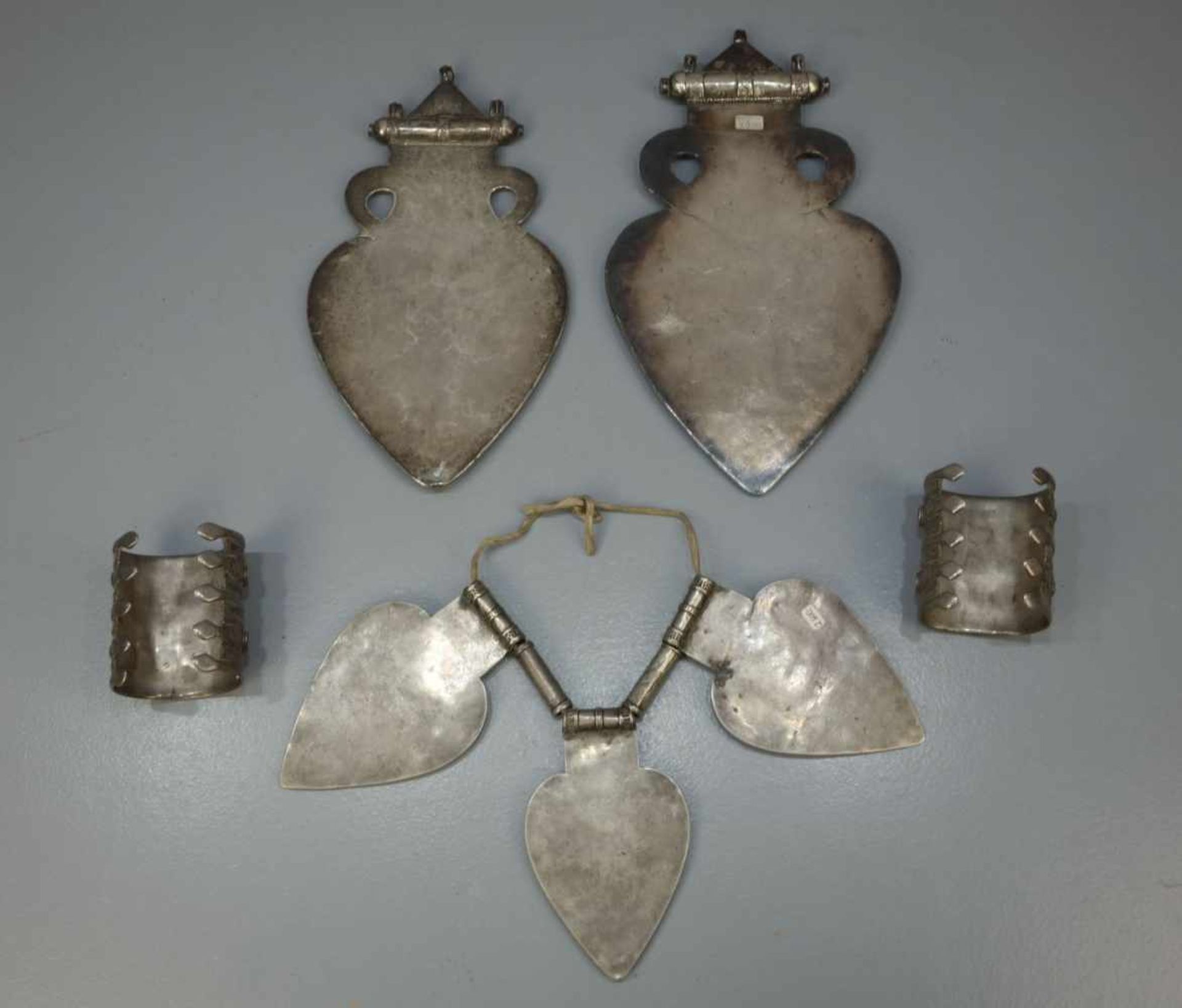KONVOLUT: fünfteiliges Berberschmuck-Set / oriental jewellery, 19. Jh., Marokko. Silber und Stein, - Bild 2 aus 2
