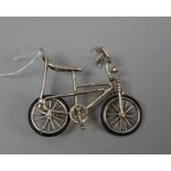 SILBERNES MINIATUR - FAHRRAD, 800er Silber (17,5 g), gepunzt mit Feingehaltsangabe. Sogenanntes