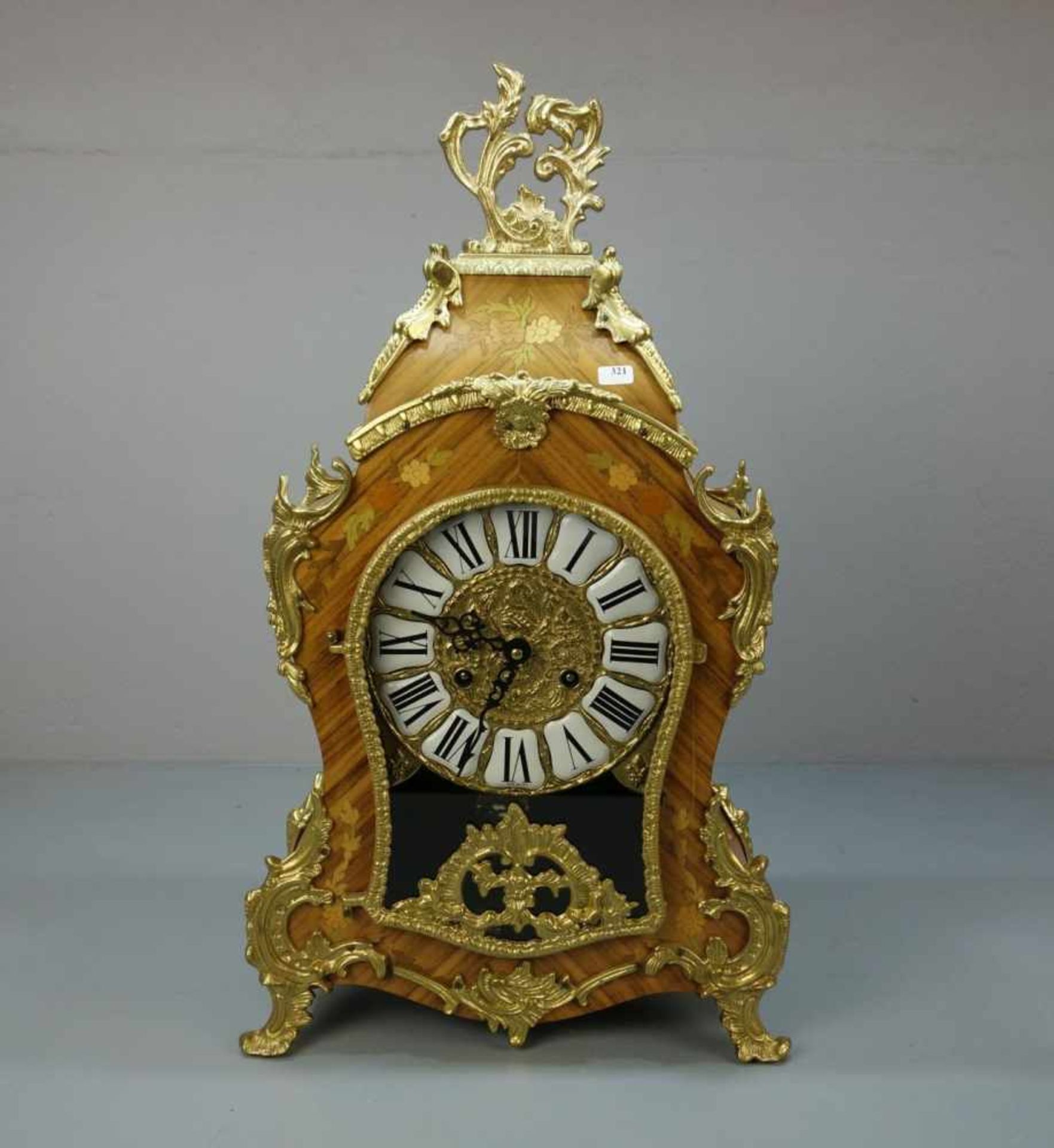 PENDULE / KAMINUHR / TISCHUHR in der Art einer Boulle-Uhr, 2. Hälfte 20. Jh.; geschweiftes Gehäuse