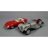 PAAR OLDTIMER-FAHRZEUGE "JAGUAR" / tin toy cars. 1: Roter Jaguar E Cabrio 1961 mit beigefarbener