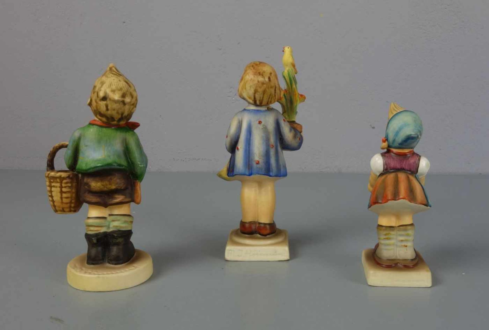 DREI HUMMELFIGUREN / three porcelain figures, 20. Jh., Porzellan, polychrom staffiert.1) "Ich - Bild 2 aus 3