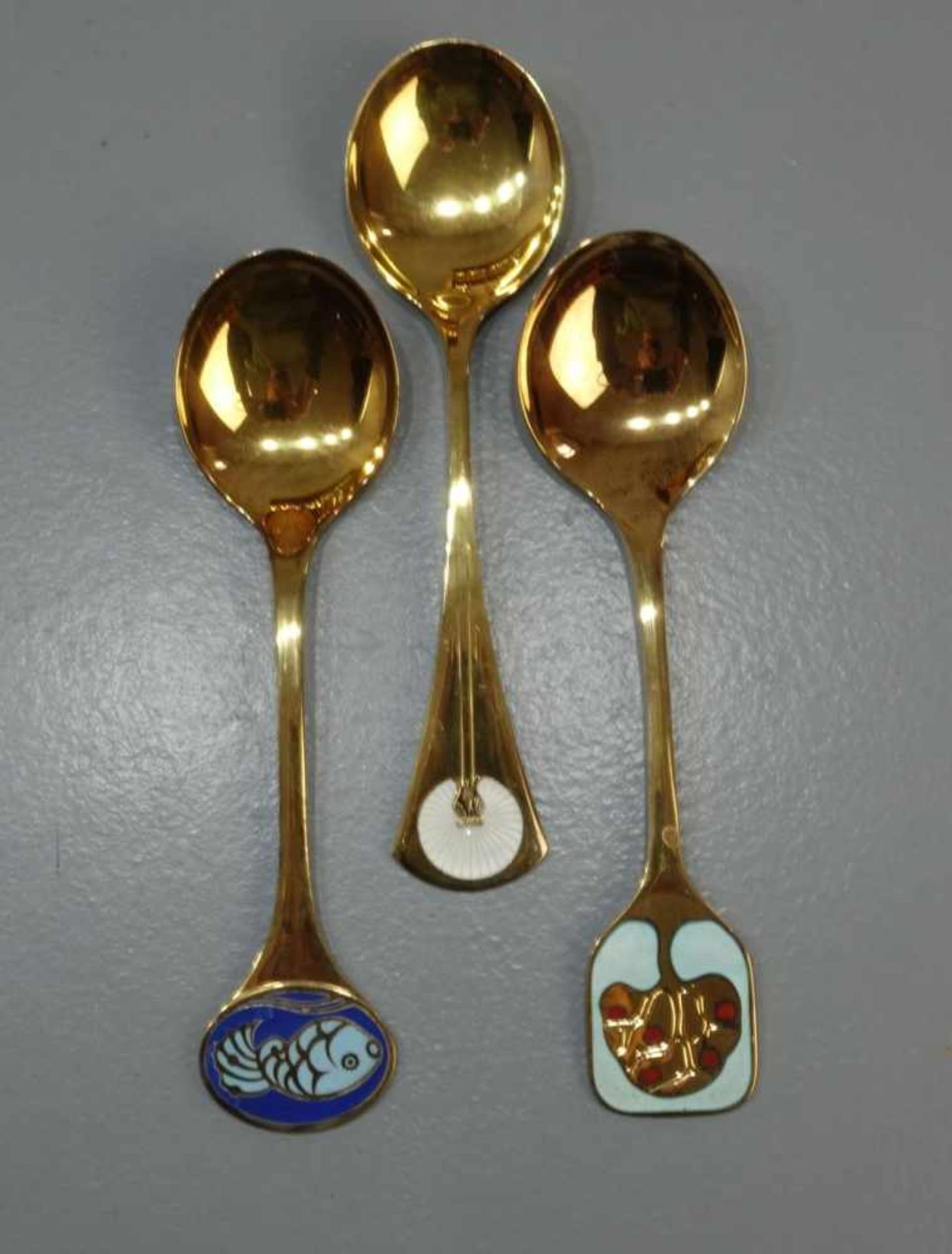 UMFANGREICHES KONVOLUT JAHRESLÖFFEL MIT SETZKASTEN / annual spoons with set case, 20. Jh., 925er - Image 3 of 5