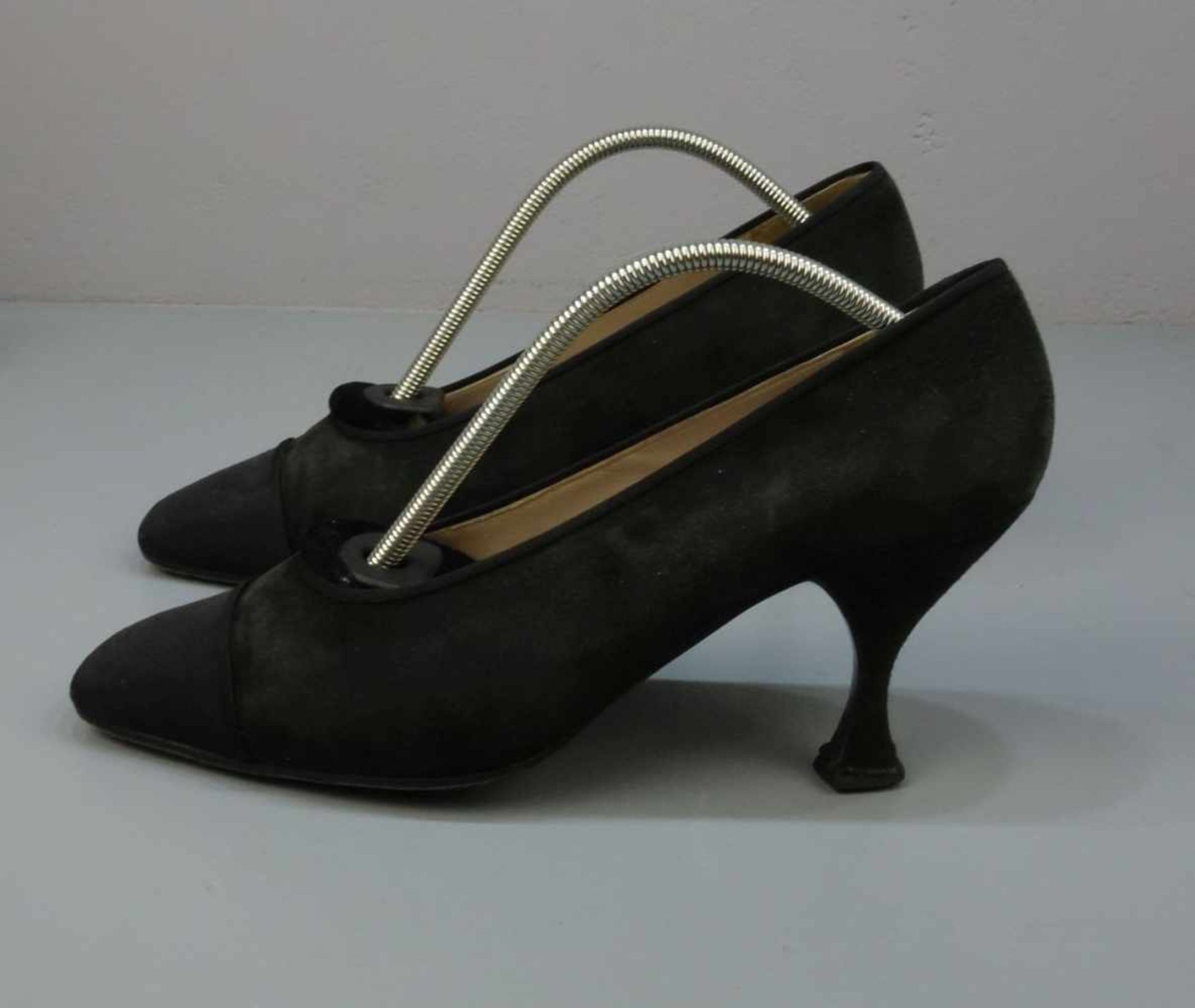 CHANEL VINTAGE PUMPS / SCHUHE, Manufaktur Chanel / Paris - Frankreich, Größe 40, schwarzes Wildleder - Bild 4 aus 8