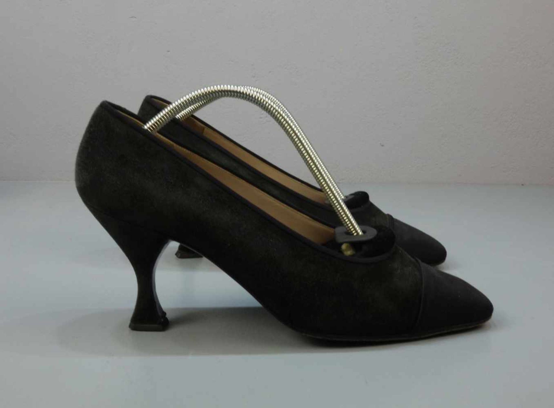 CHANEL VINTAGE PUMPS / SCHUHE, Manufaktur Chanel / Paris - Frankreich, Größe 40, schwarzes Wildleder