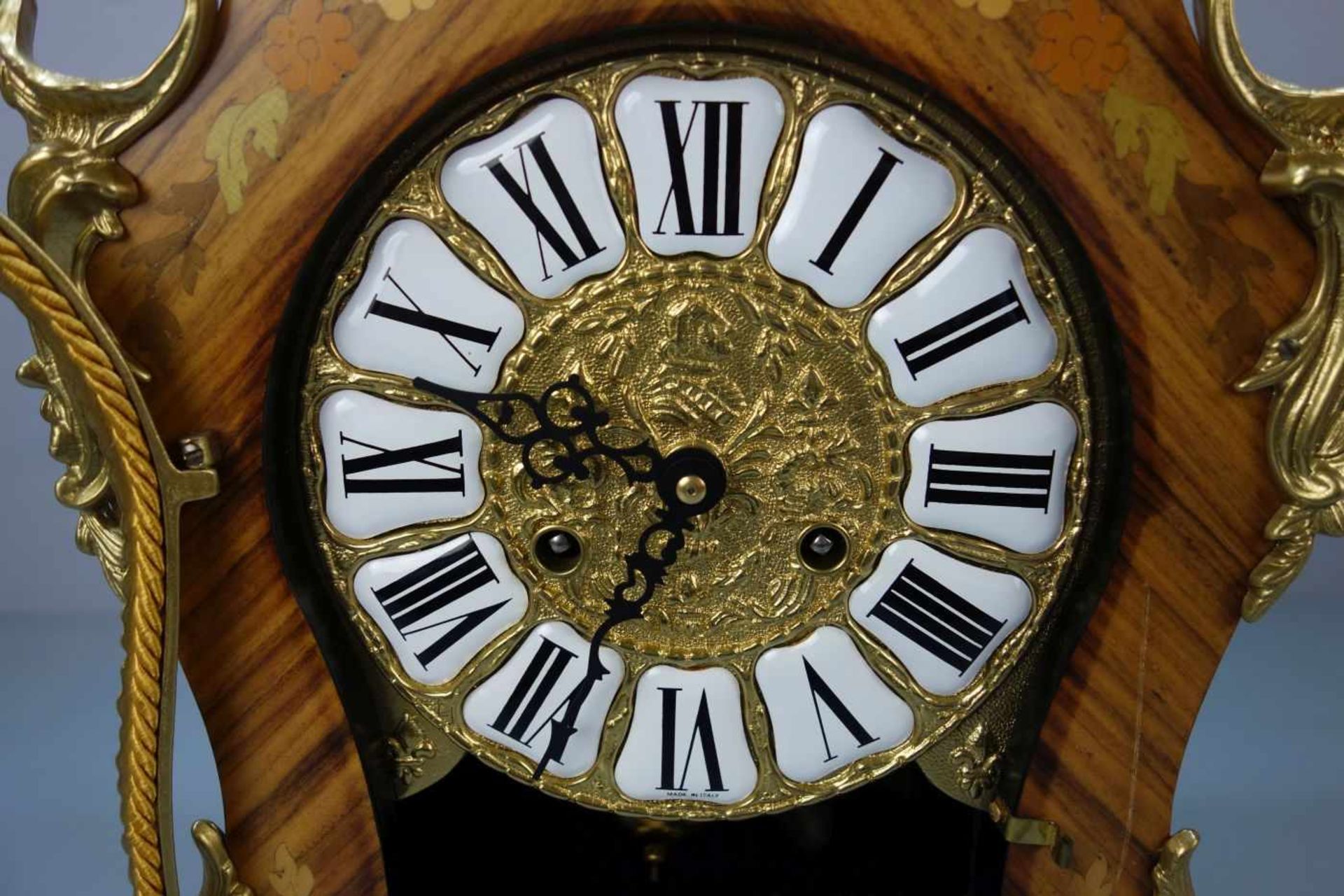 PENDULE / KAMINUHR / TISCHUHR in der Art einer Boulle-Uhr, 2. Hälfte 20. Jh.; geschweiftes Gehäuse - Bild 4 aus 8