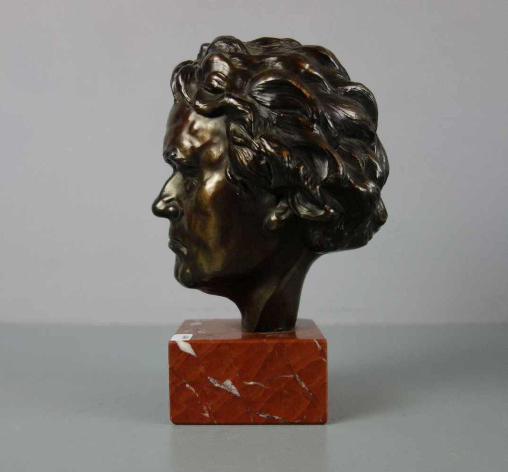 SKULPTUR / sculpture: "Porträtkopf Ludwig von Beethoven" (1770-1827), bronzierter Zinkguss auf - Bild 2 aus 4