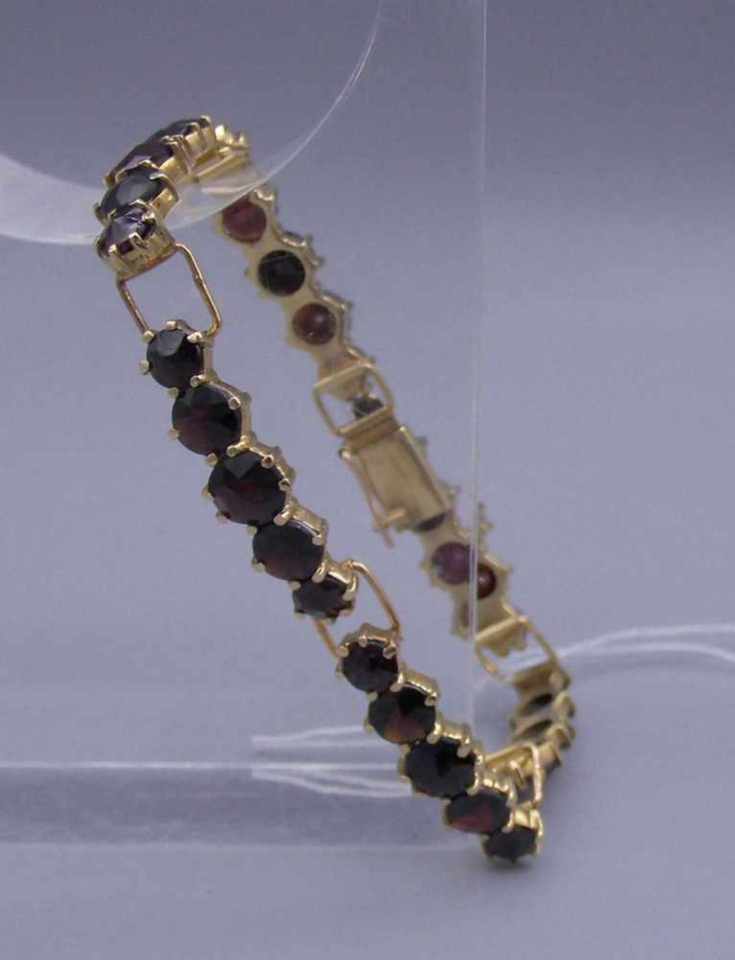 ARMBAND / bracelet, 333er Gelbgold, besetzt mit Granaten / Almandinen; 6 bewegliche Stege, jeweils