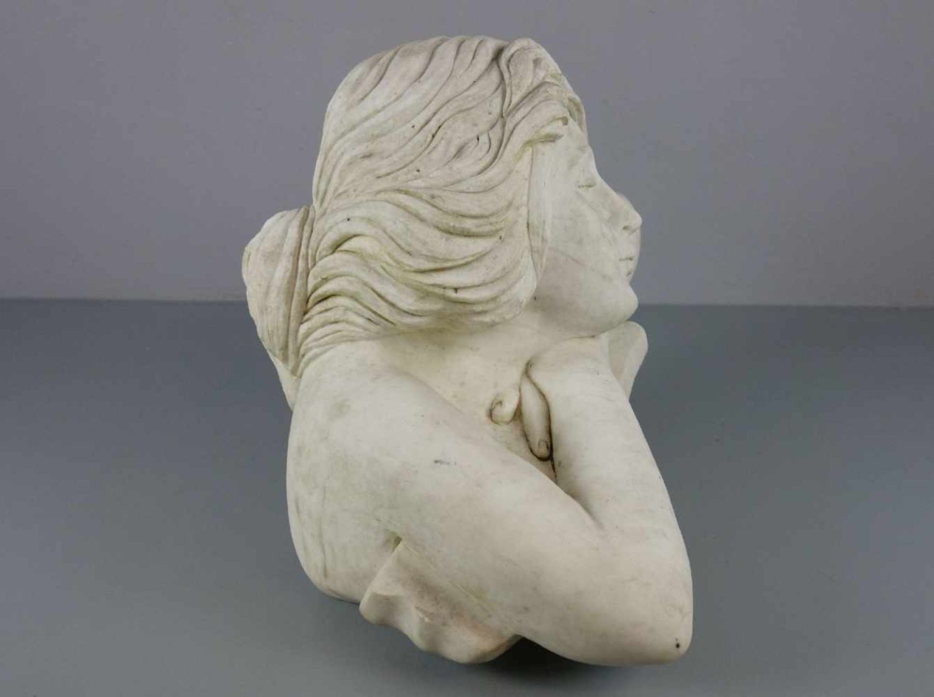 BILDHAUER DES 20./21. Jh., Skulptur / sculpture: "Ruhende / Sinnende", weißer Marmor. Büste einer - Image 4 of 4