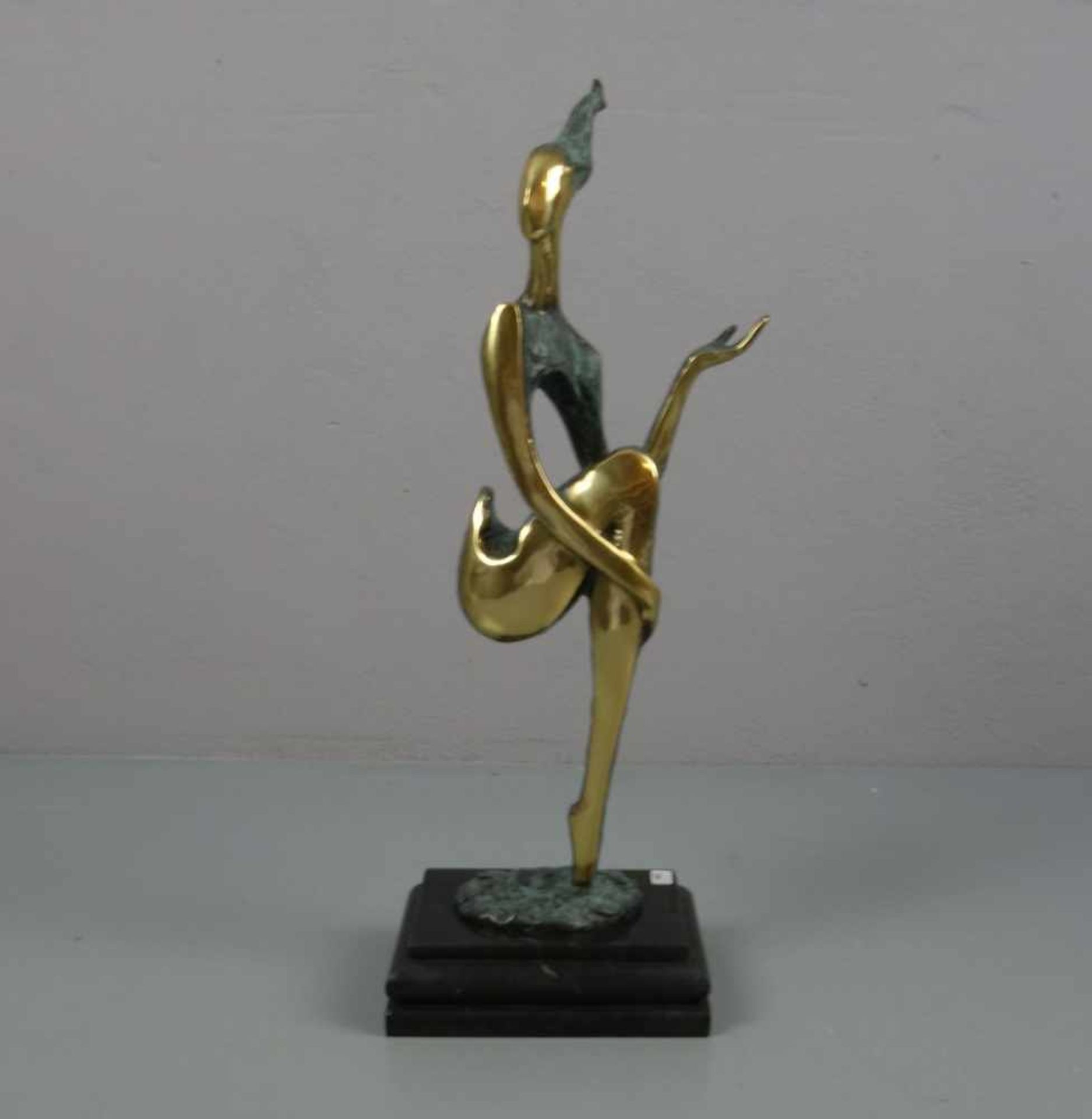 NICK (Bildhauer des 20./21. Jh.), Skulptur / sculpture: "Sitzende", Bronze, goldfarben poliert und