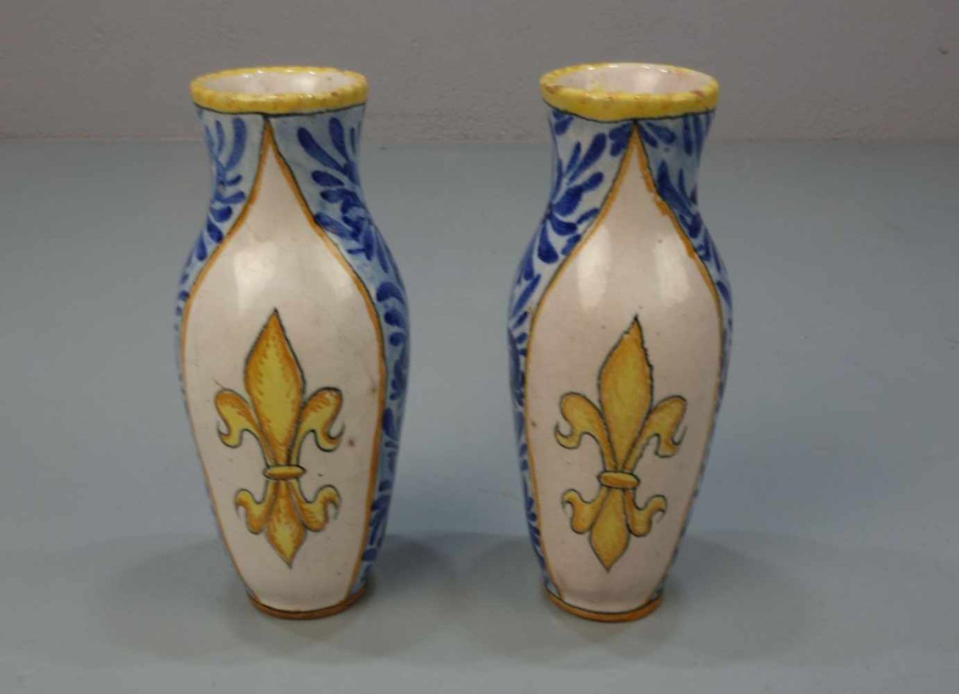 VASENPAAR / two ceramic vases, wohl Frankreich (Bretonisch?), Fayence / Keramik, rötlicher Scherben. - Image 4 of 4