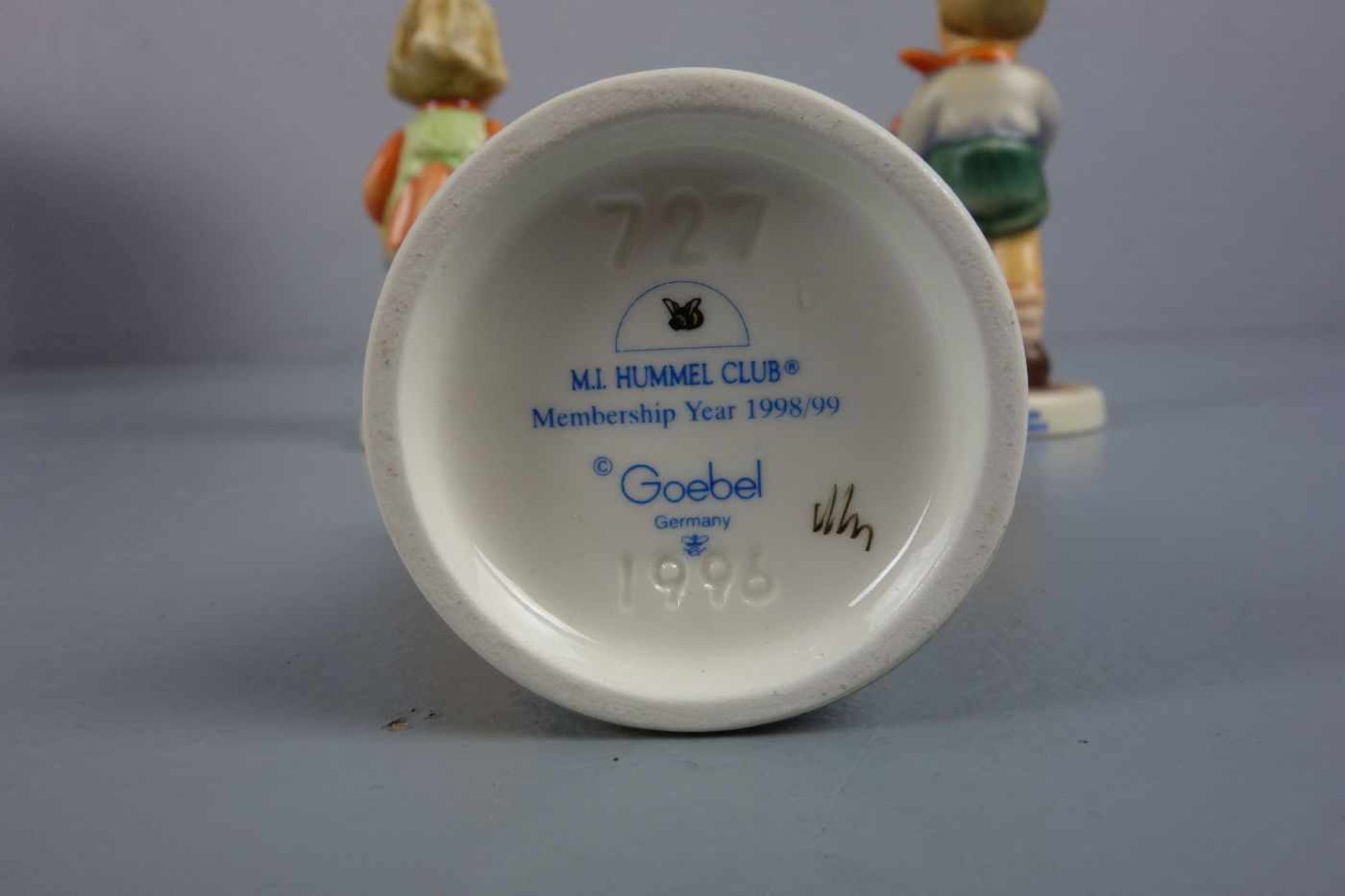 DREI HUMMELFIGUREN / porcelain figures: Goebel Hummel-Figuren, Marken nach 1991. "ABC Stunde": Ein - Image 5 of 6